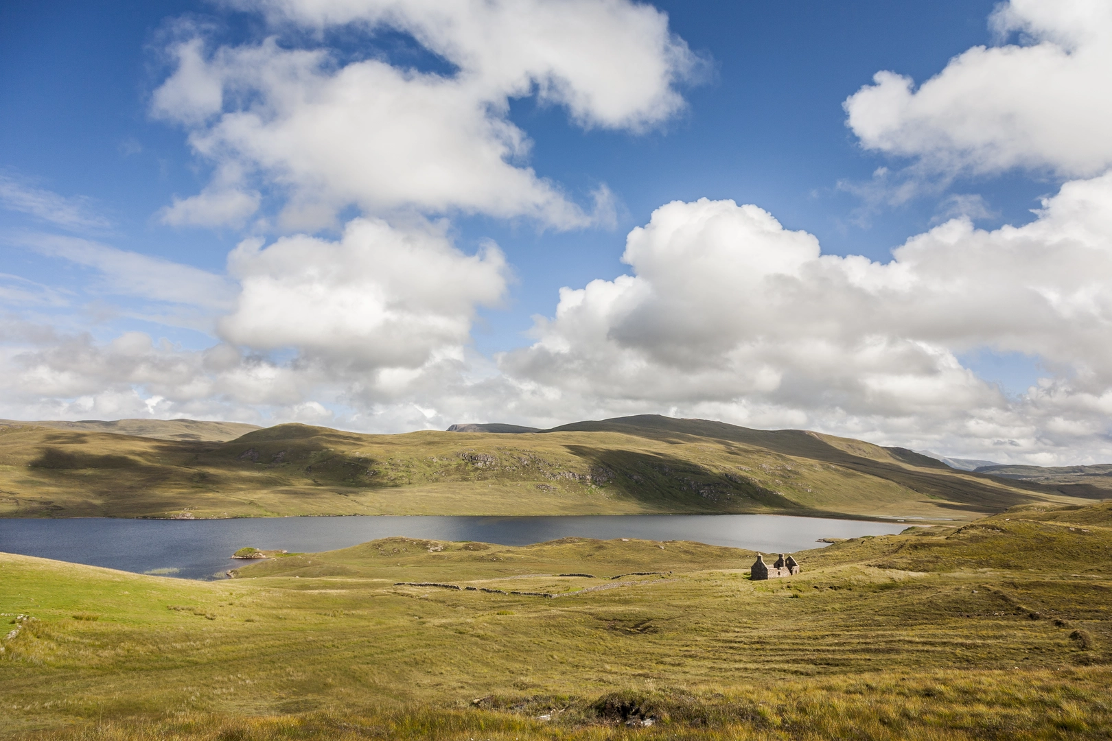 An image depicting the trail Fort William to Cape Wrath Walk and its surrounding area.