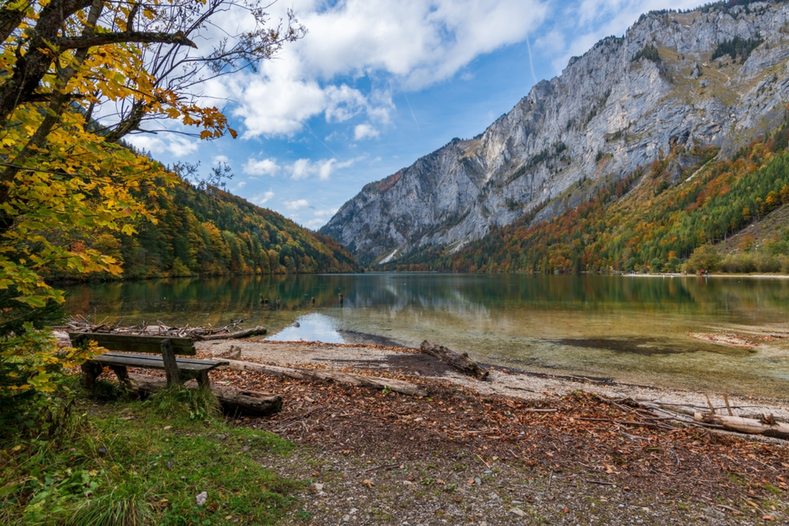 An image depicting the trail Leopoldsteinersee Lake Loop and its surrounding area.