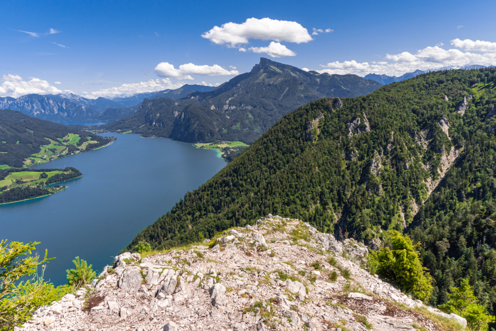 An image depicting the trail St Lorenz to the Almkogel and its surrounding area.