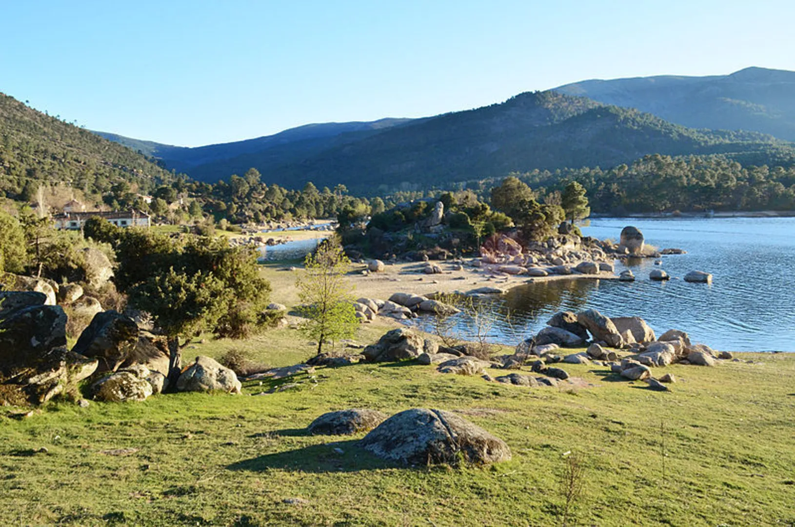 An image depicting the trail Camping Pantano del Burguillo from El Barraco and its surrounding area.