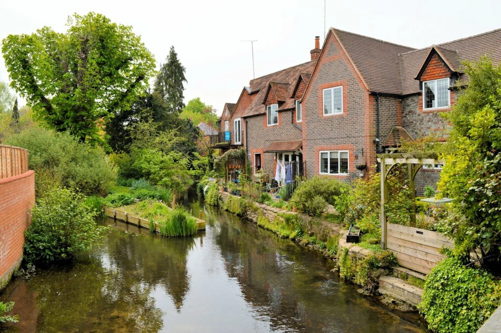 An image depicting the trail Pangbourne Circular Walk and its surrounding area.