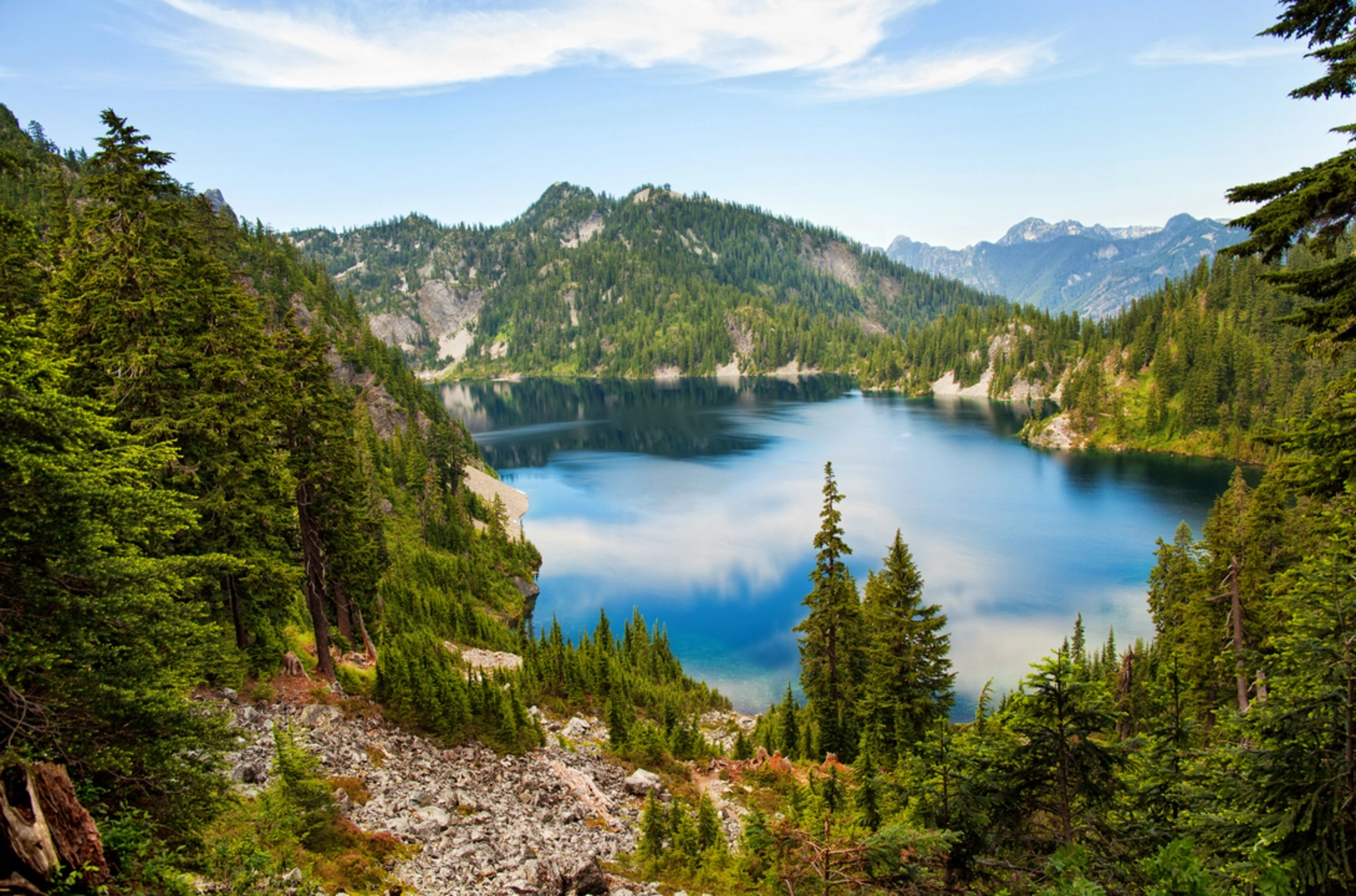 An image depicting the trail Snow Lake Trail and its surrounding area.