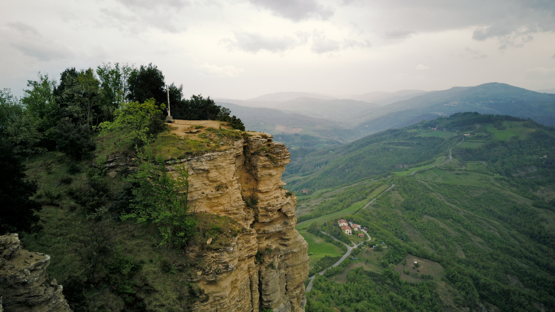 An image depicting the trail Via Degli Dei and its surrounding area.