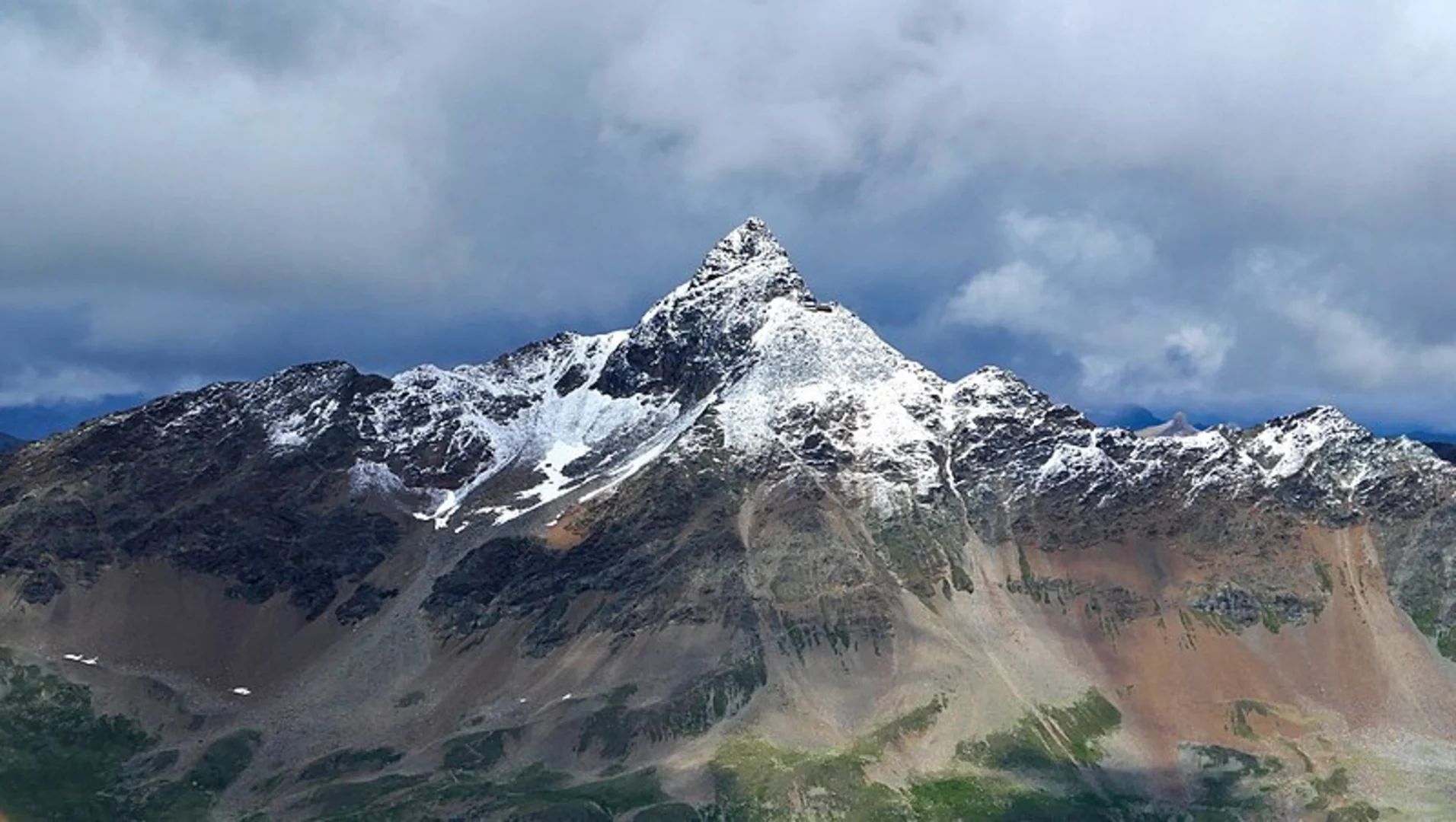An image depicting the trail Piz Languard and its surrounding area.