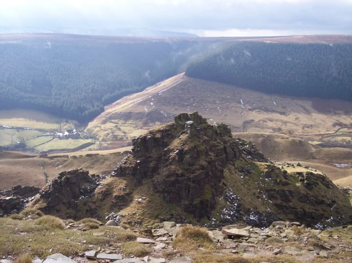 An image depicting the trail Alport Castles and Woodlands Valley from Fairholmes and its surrounding area.