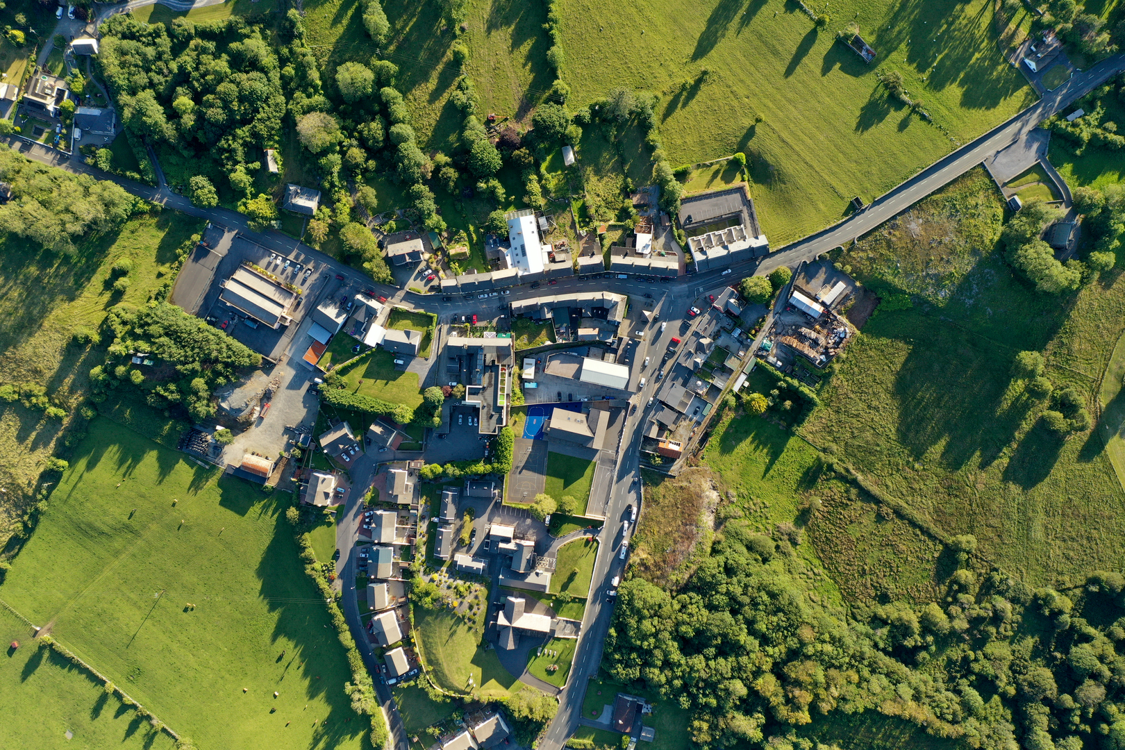 An image depicting the trail An Seanbhóthar and its surrounding area.