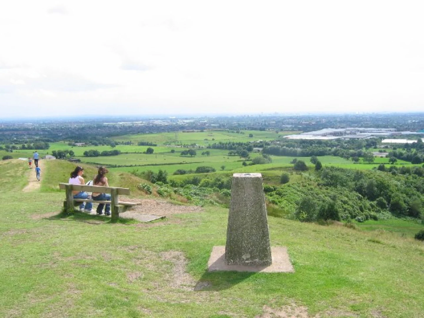An image depicting the trail Tandle Hill War Memorial Loop and its surrounding area.