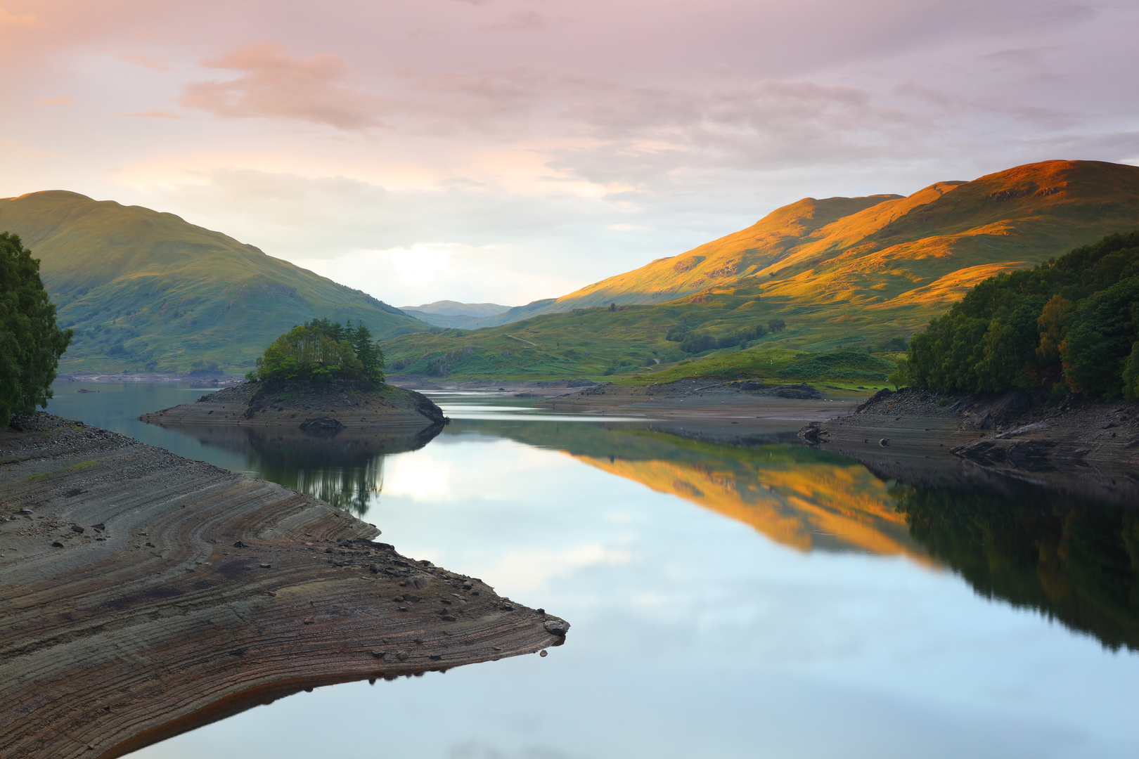 An image depicting the trail Ruskin V​​​​​​​iewpoint, Cnoc nan, ​​​​​​​Glen Finglas Reservoir and Dam Loop and its surrounding area.