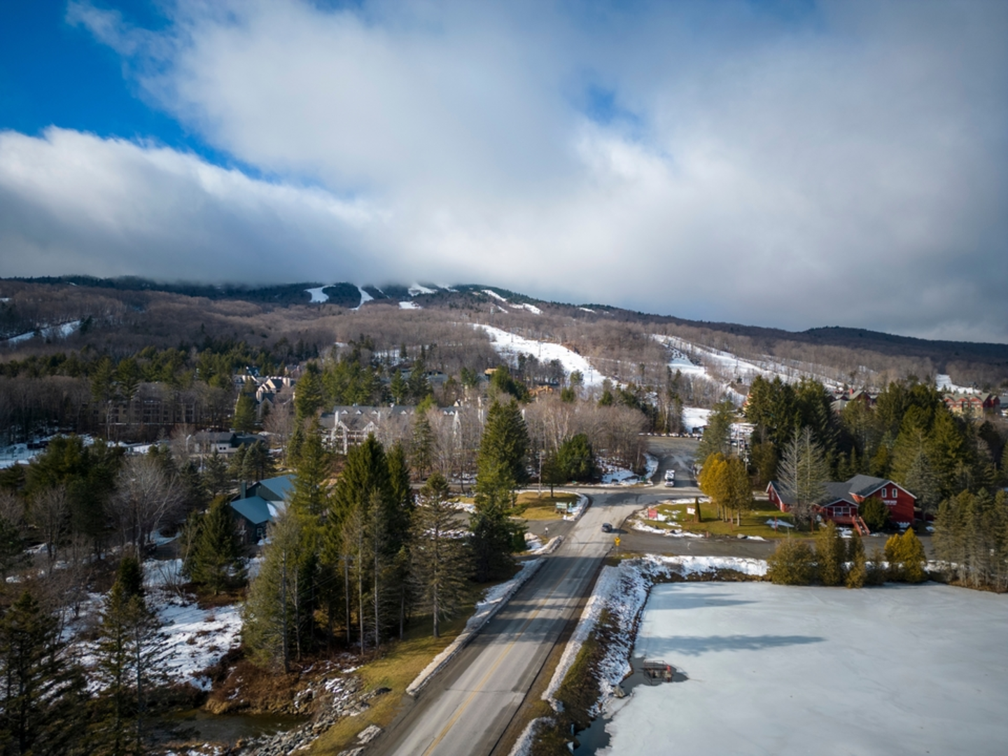 An image depicting the trail Haystack Mountain and Mount Snow via Deerfield Ridge Trail and its surrounding area.