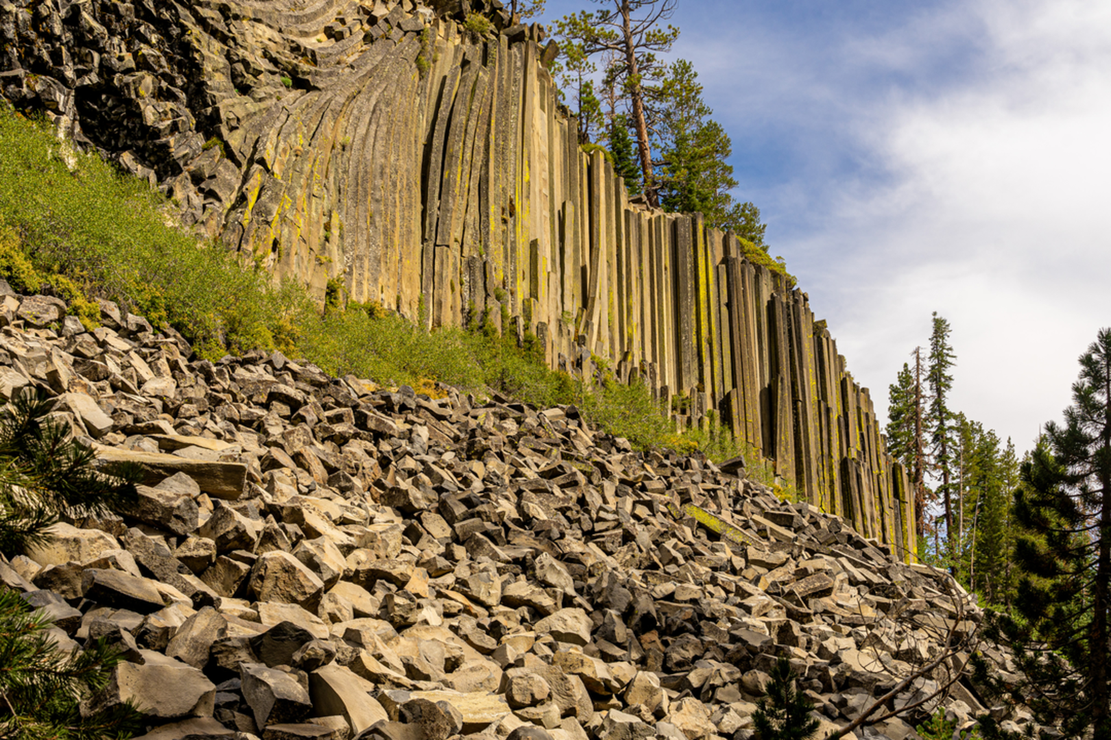 An image depicting the trail Emily Lake via John Muir Trail and its surrounding area.