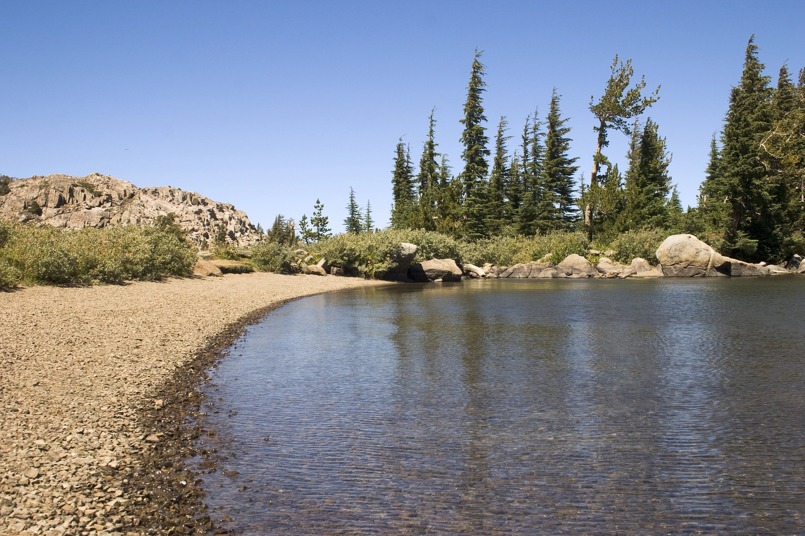 An image depicting the trail Round Top Lake, Round Top Summit and Winnemucca Loop Trail and its surrounding area.