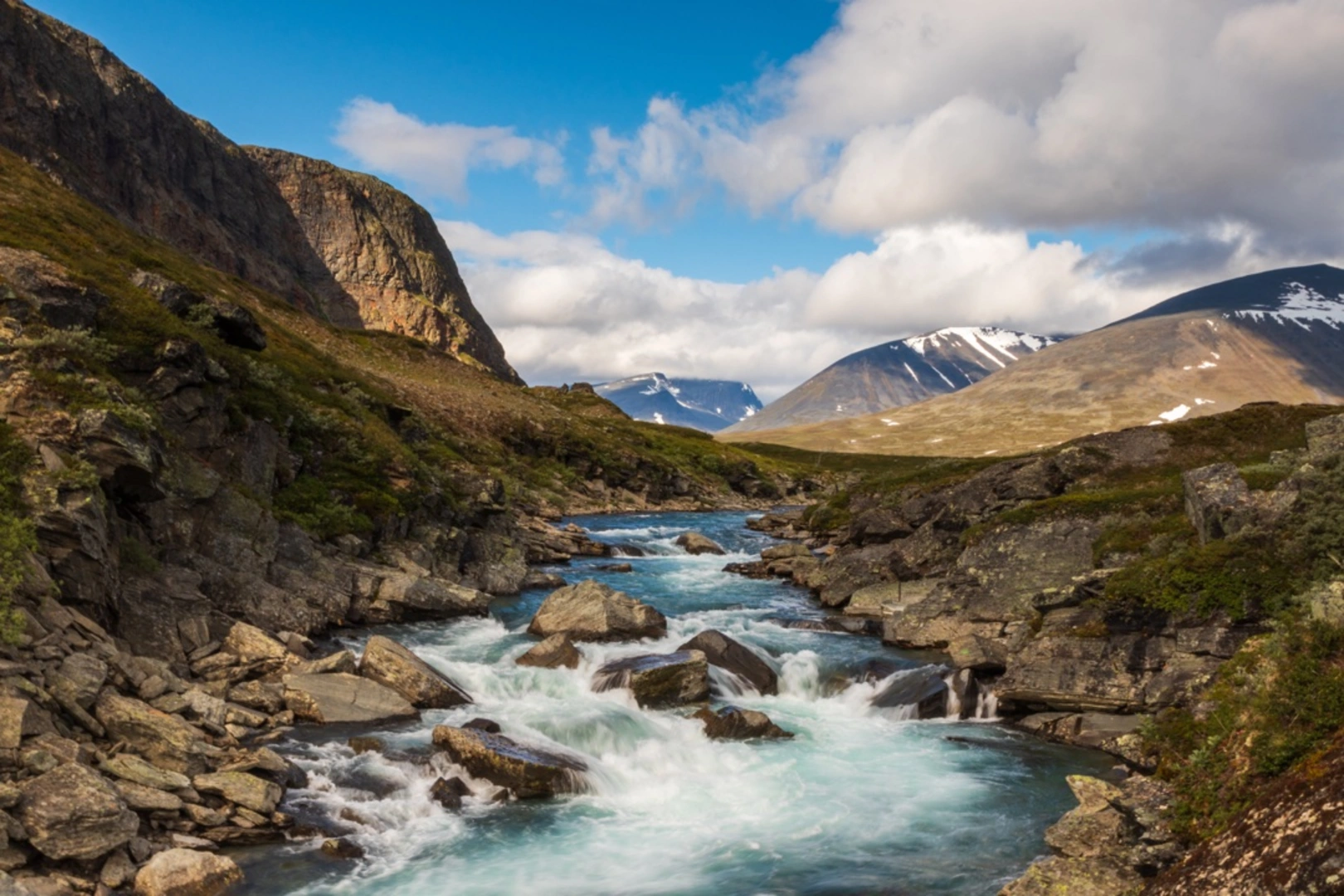 An image depicting the trail Kungsleden North and its surrounding area.