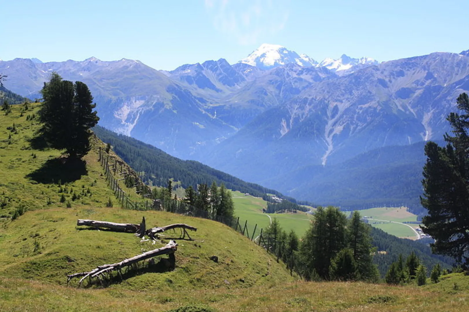 An image depicting the trail Maria Val Müstair to Tschierv and its surrounding area.