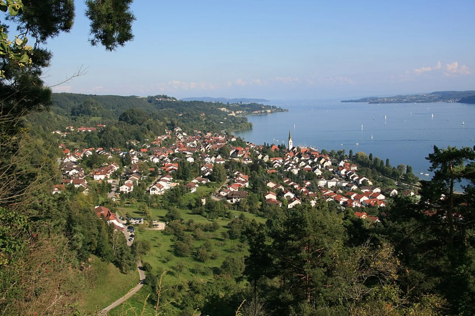 An image depicting the trail Fidelishöhe, Ruine Hohenfels and Zimmerwise Loop via Jubilaumsweg Bodenseekreis and its surrounding area.