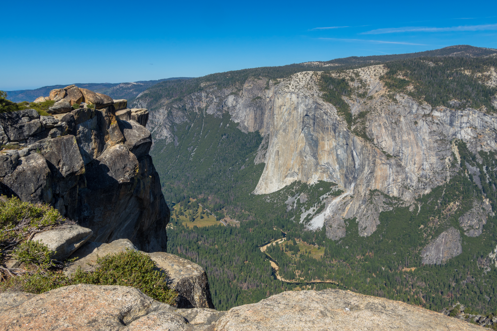 An image depicting the trail Four Mile, Taft Point and Pohono Loop Trail and its surrounding area.