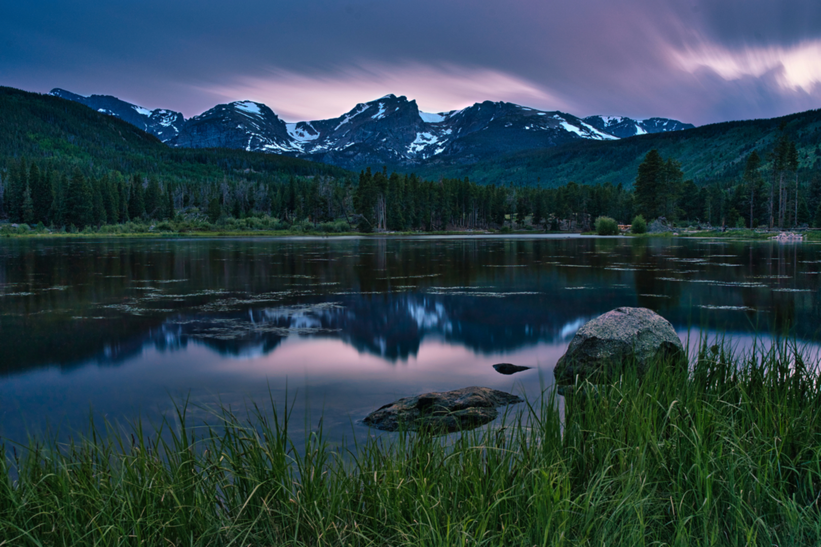 An image depicting the trail Sprague Lake Trail and its surrounding area.