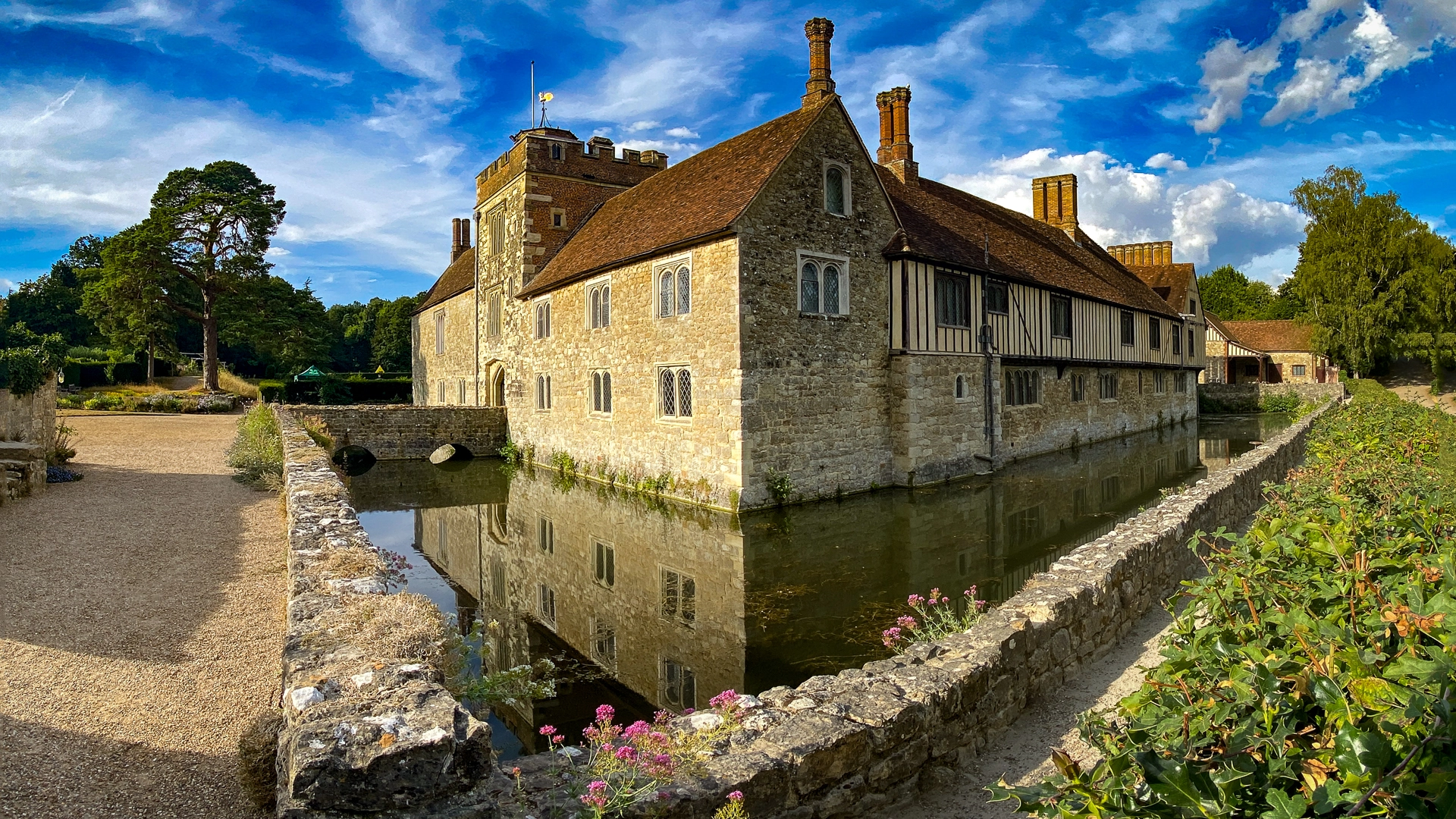 An image depicting the trail One Tree Hill Loop via Ightham Mote and Knole and its surrounding area.