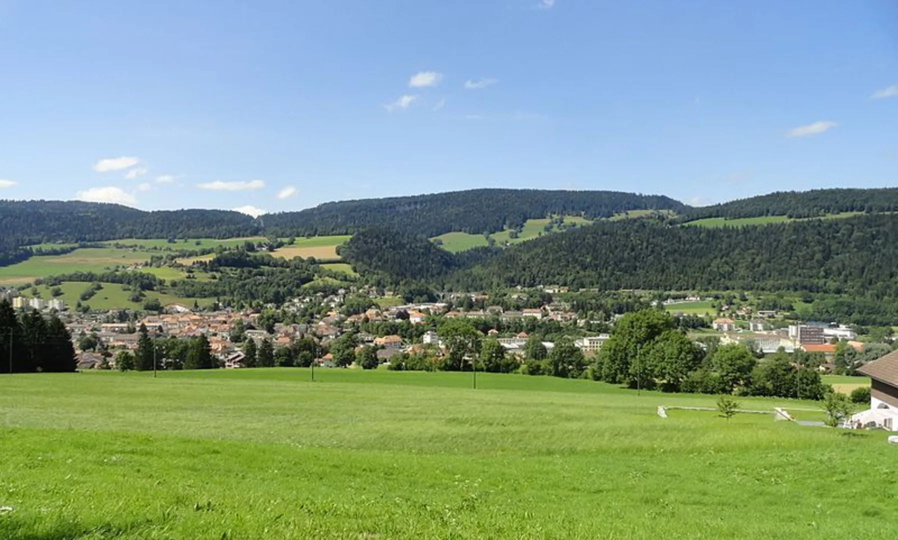 An image depicting the trail Chemin de l'Areuse and its surrounding area.