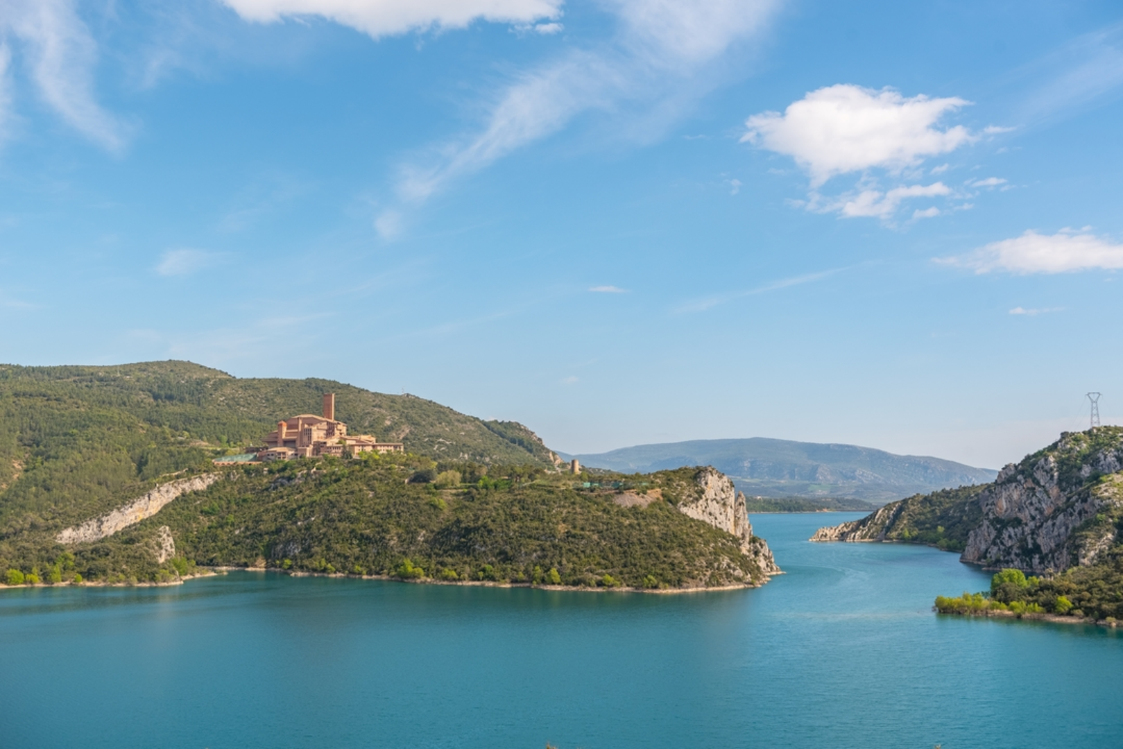 An image depicting the trail Olvena - Secastilla PR HU 76 and its surrounding area.