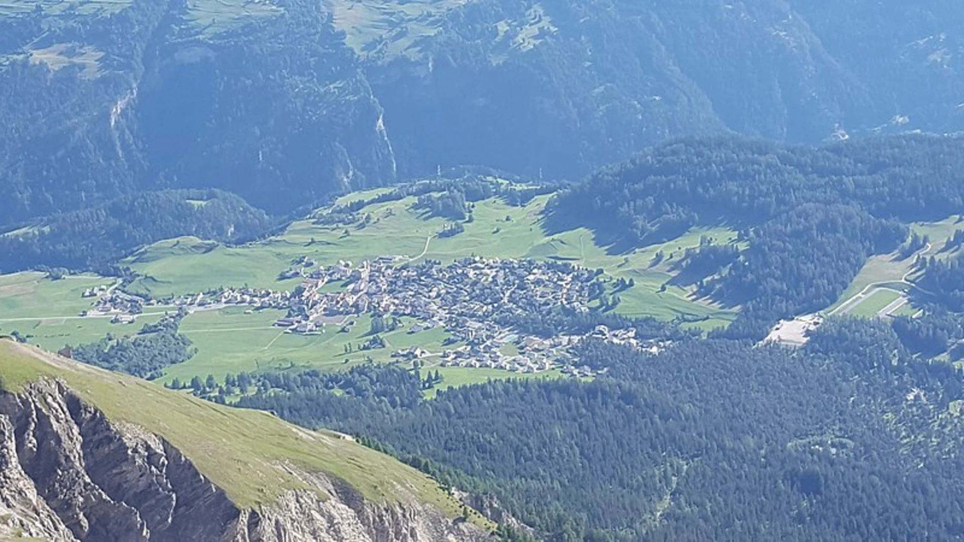 An image depicting the trail Senda Crap la Tretscha and its surrounding area.