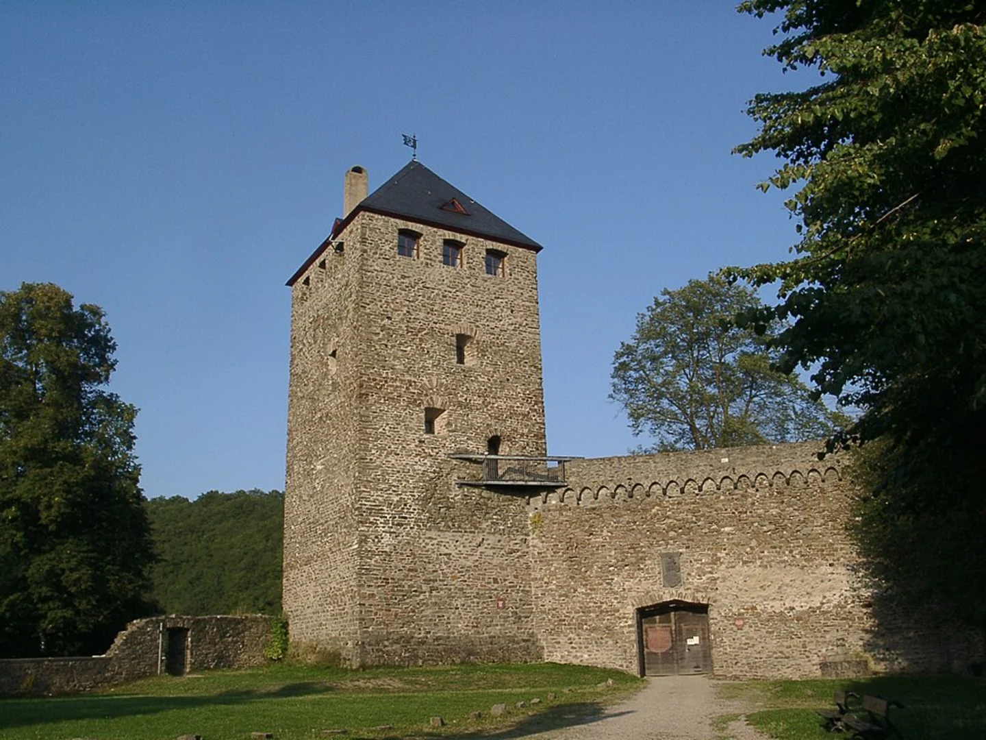 An image depicting the trail Sayn to Vallendar Walk via Traumpfad Saynsteig and its surrounding area.