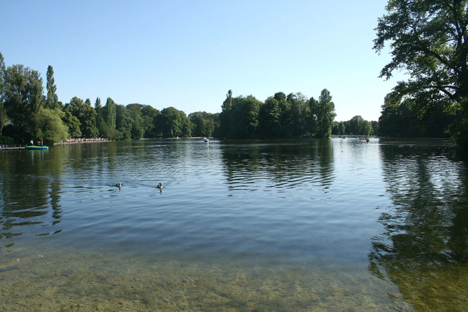 An image depicting the trail Kleinhesseloher See Loop - Hilton Munich Park and its surrounding area.