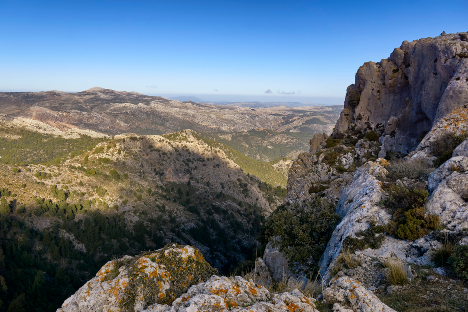An image depicting the trail Cueva del Agua Loop from Yunquera and its surrounding area.