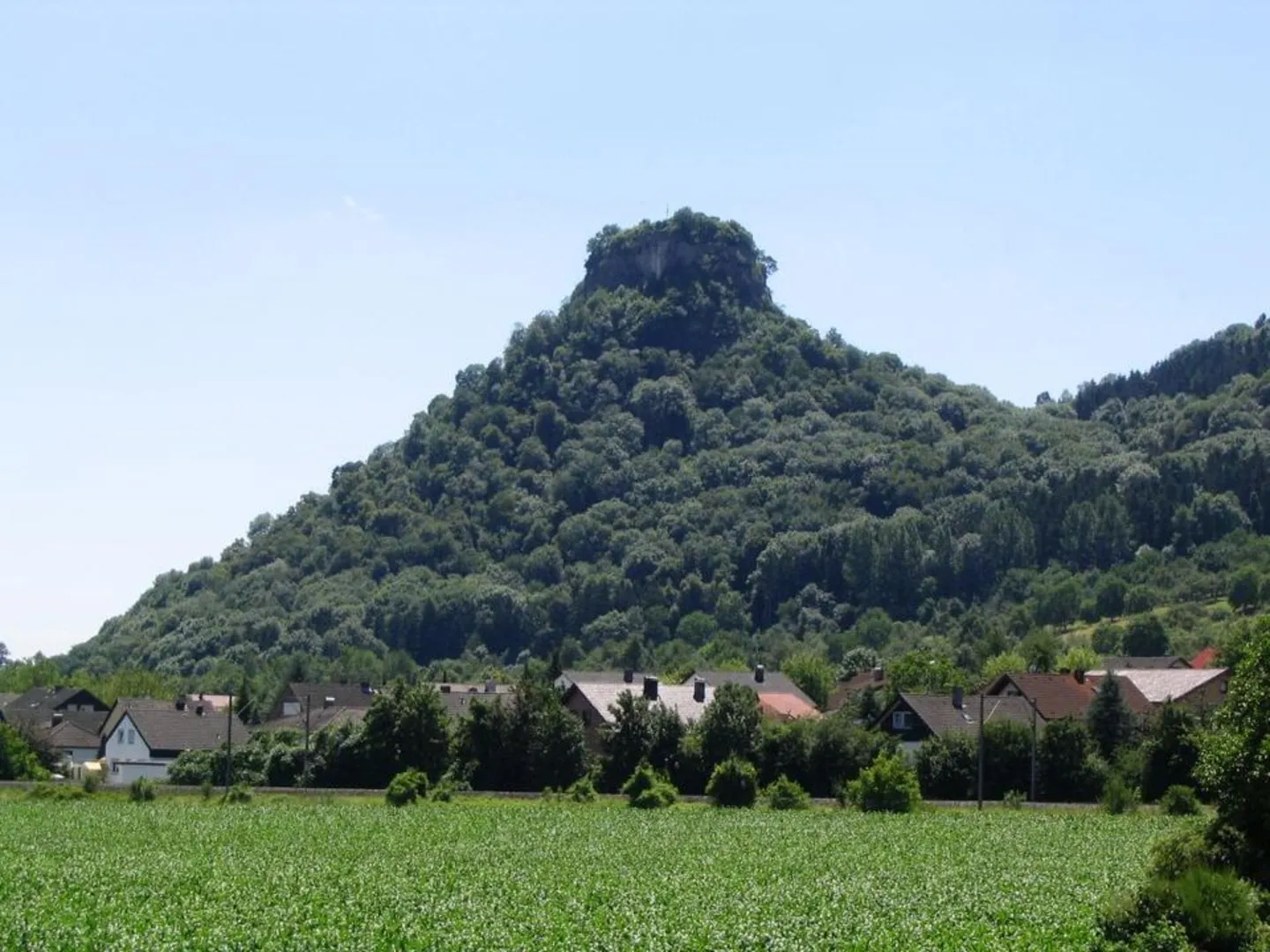 An image depicting the trail Hohenhewen Loop via Hewensteig and its surrounding area.