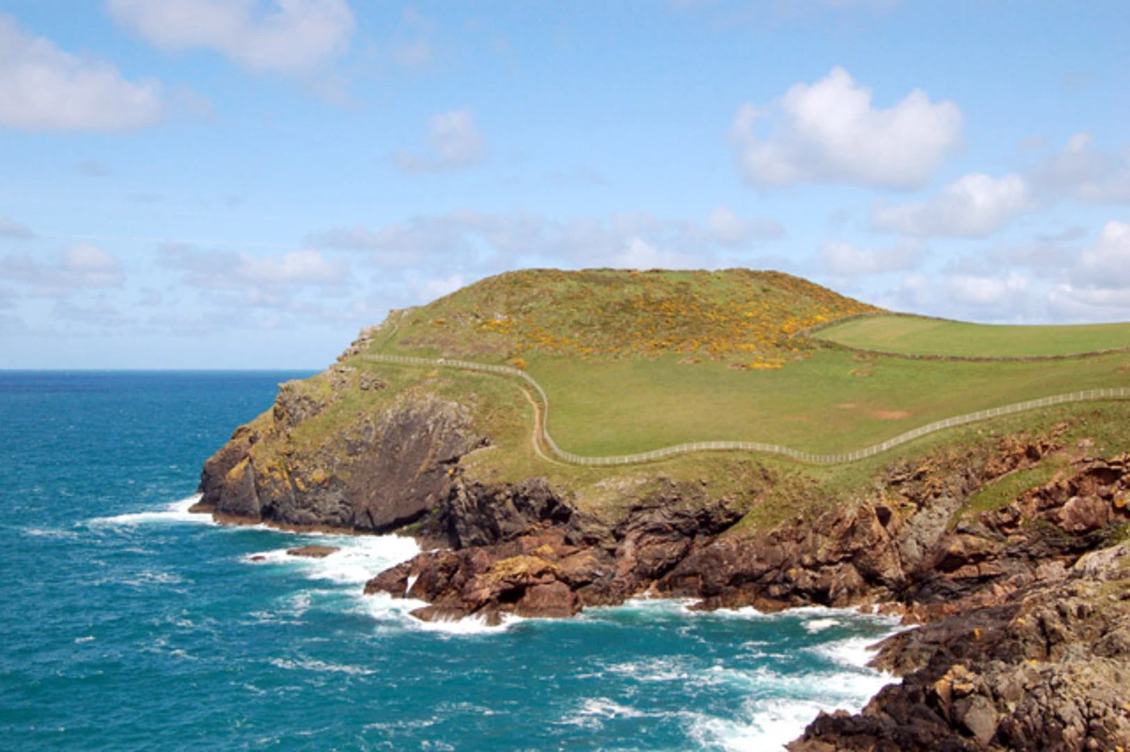 An image depicting the trail Port Quin Cliffs Loop and its surrounding area.