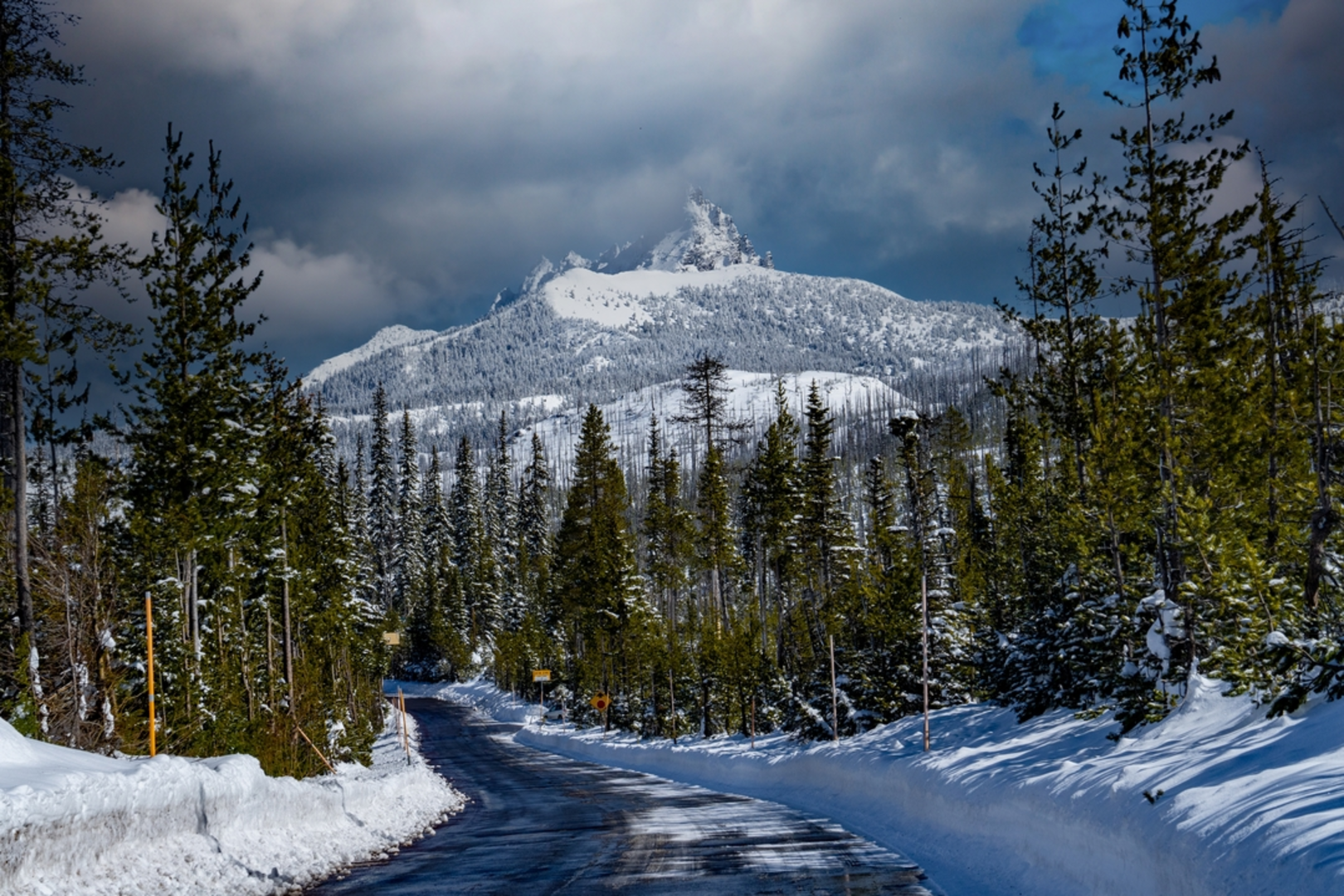 An image depicting the trail Santiam Lake via Duffy Lake Trail and its surrounding area.