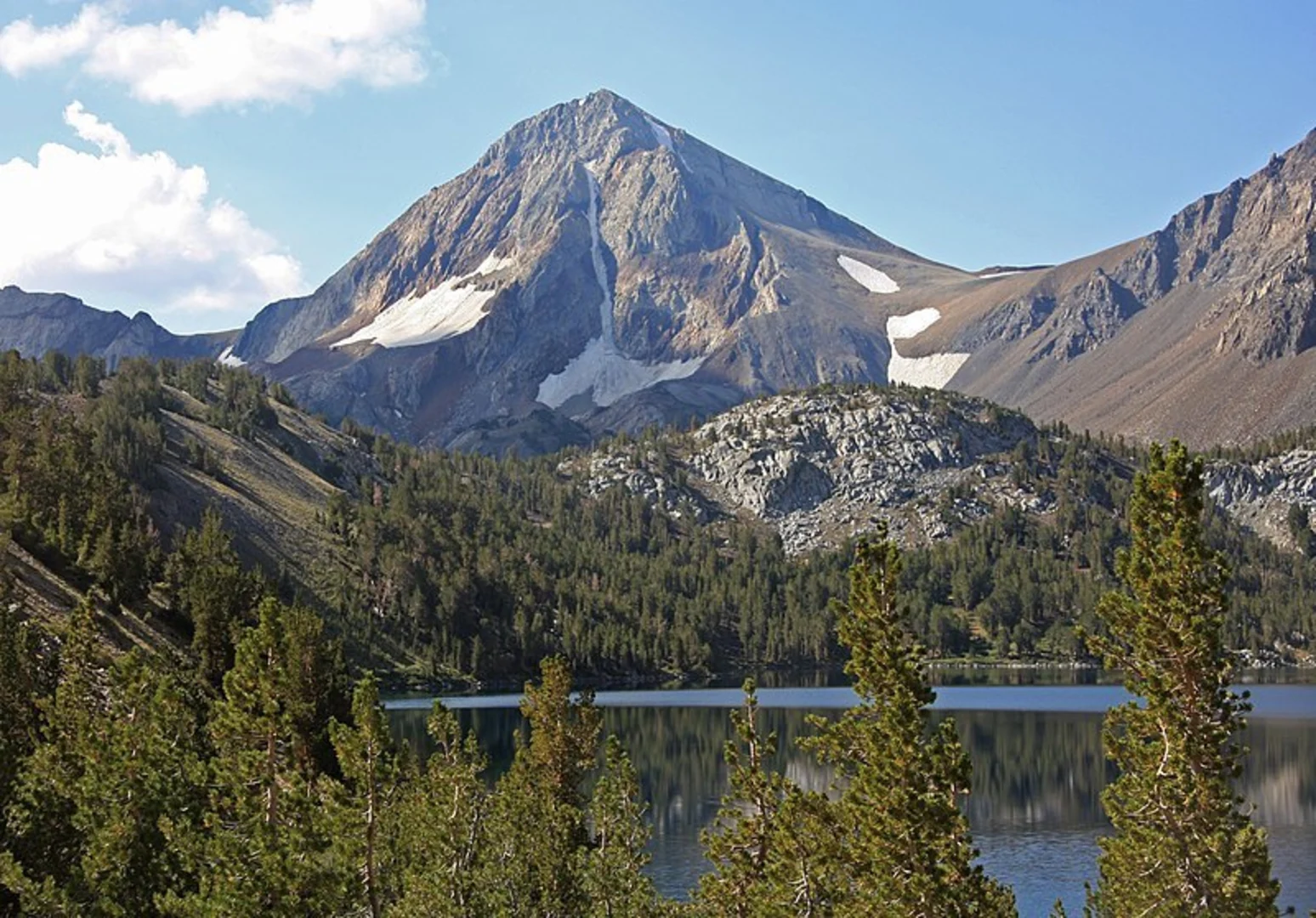 An image depicting the trail Dorothy Lake Trail and its surrounding area.