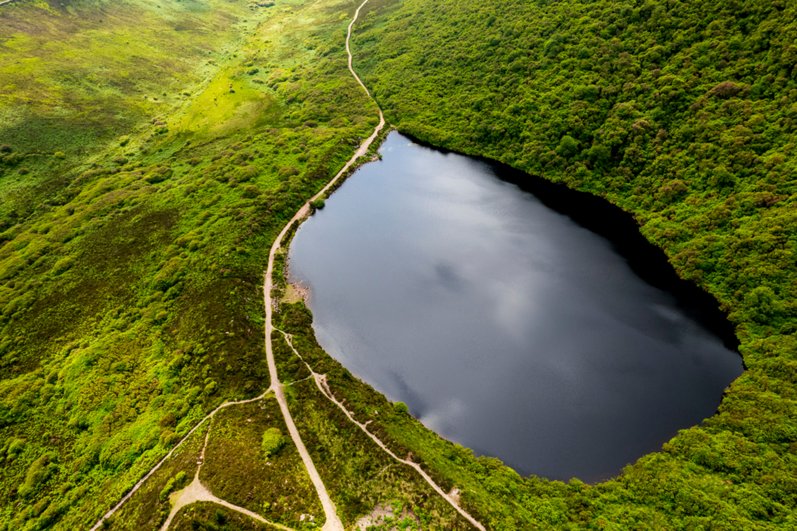 An image depicting the trail Bay Lough Loop and its surrounding area.