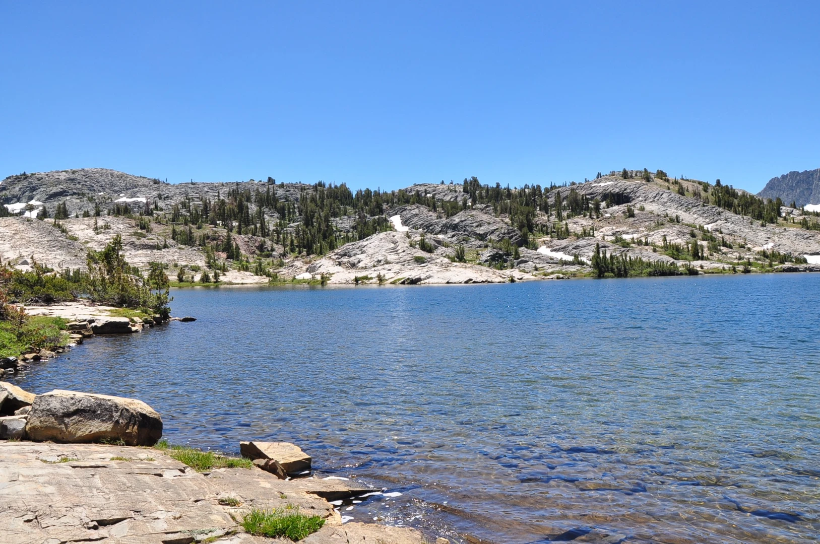 An image depicting the trail Thousand Island Lake via Pacific Crest Trail and its surrounding area.