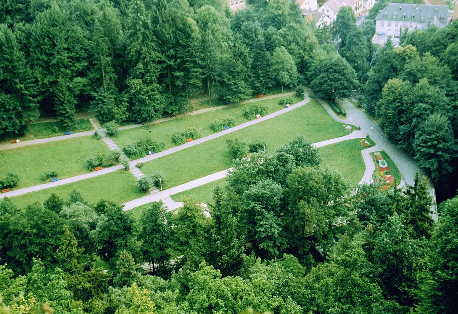 An image depicting the trail Kuranlagen and River Rambach via Teufelsgraben and its surrounding area.