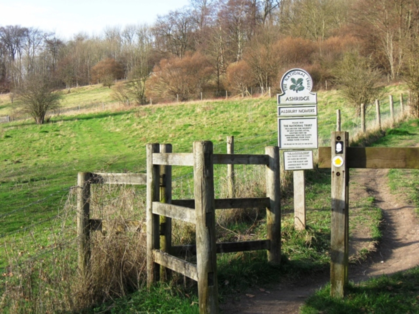 An image depicting the trail Beacon Hill and Pitstone Hill Loop - Aldbury and its surrounding area.