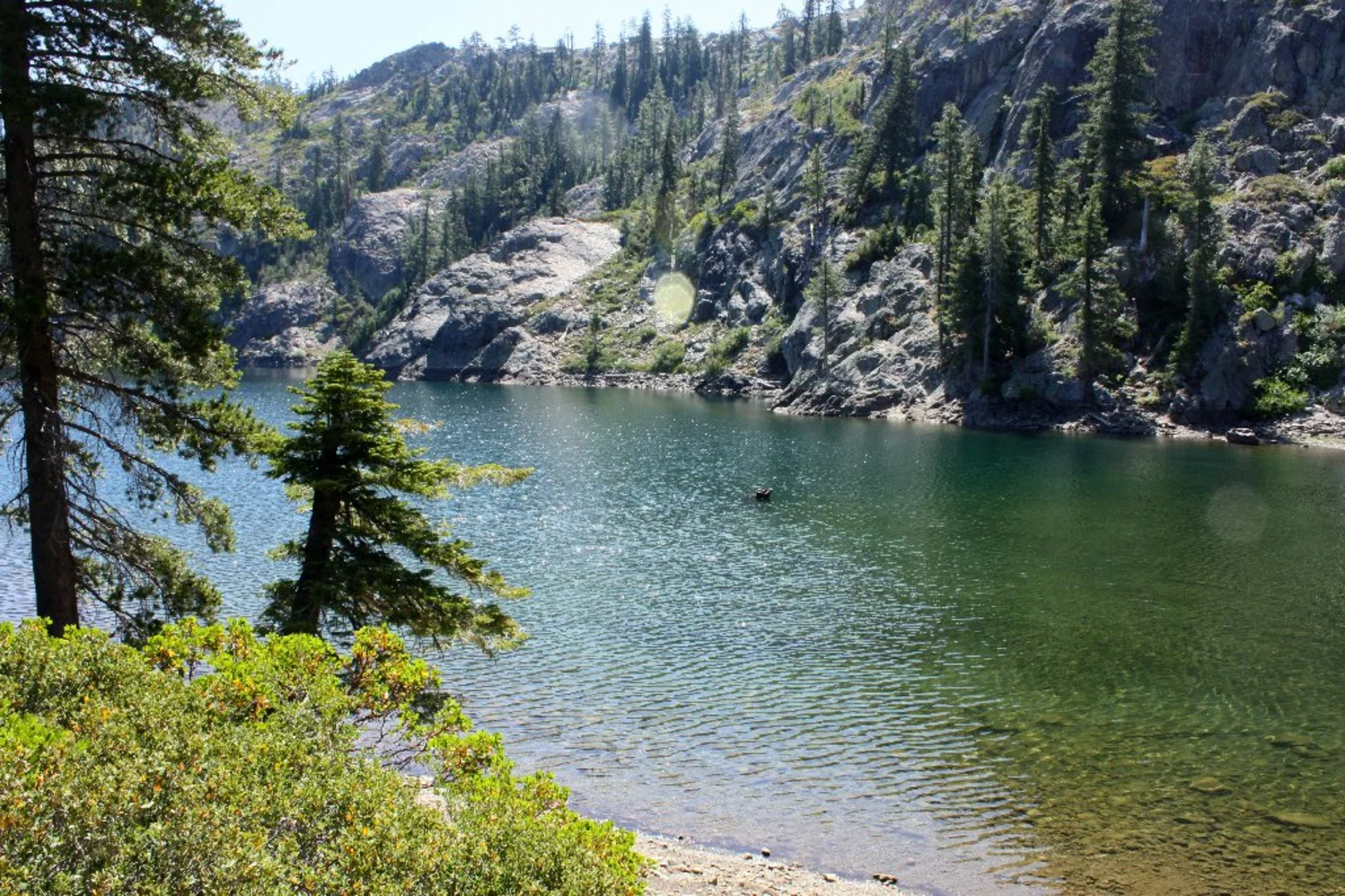 An image depicting the trail Bull Lake via PCT and its surrounding area.