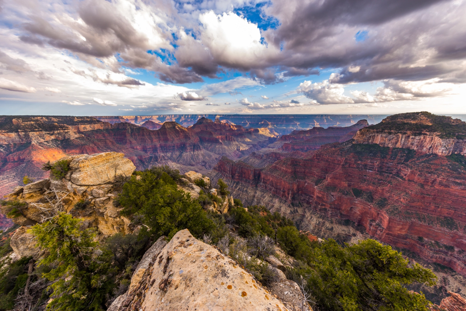An image depicting the trail Bright Angel Point Trail and its surrounding area.