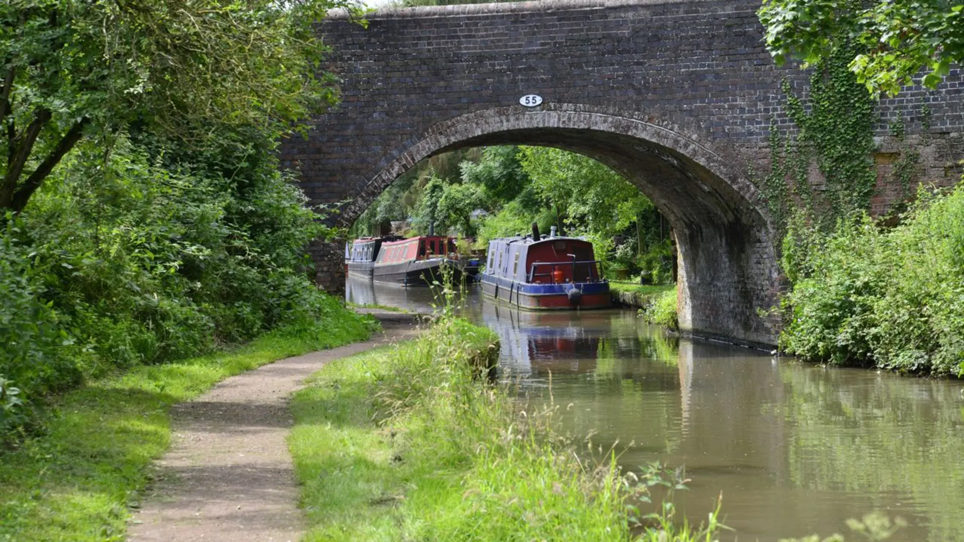 An image depicting the trail Grand Union Canal Walk and its surrounding area.