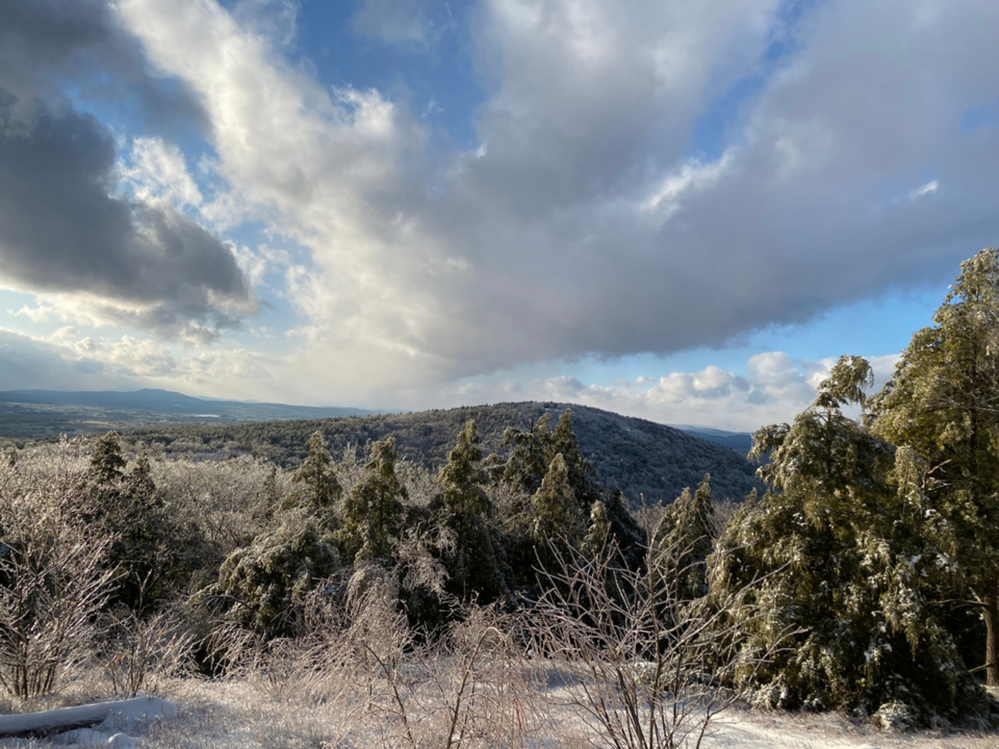 An image depicting the trail South Uncanoonuc Mountain and its surrounding area.