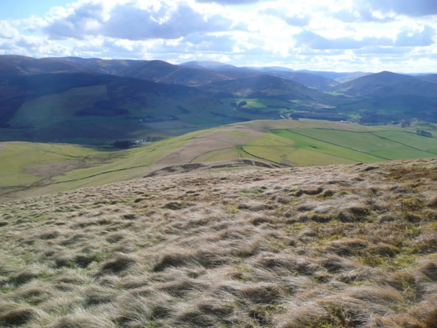 An image depicting the trail Trahenna Hill from Broughton and its surrounding area.