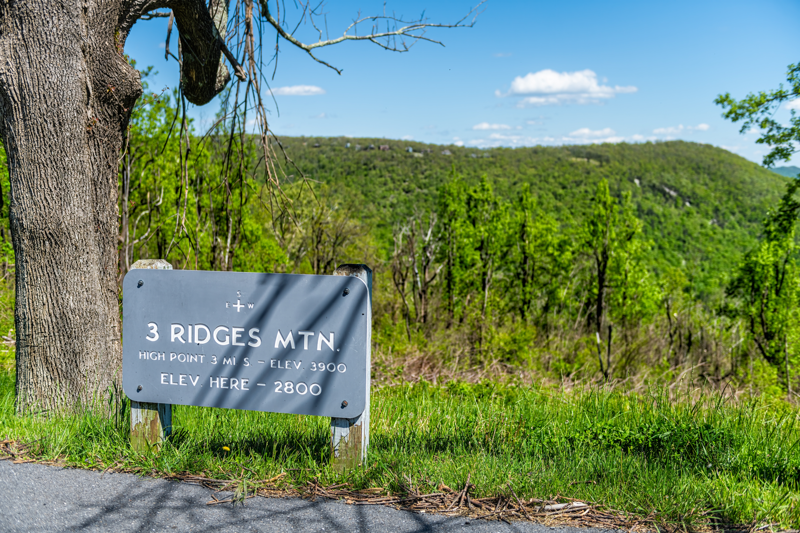 An image depicting the trail Chimney Rock, Three Ridges and Bee Mountain via Appalachian Trail and Mau Har Trail and its surrounding area.