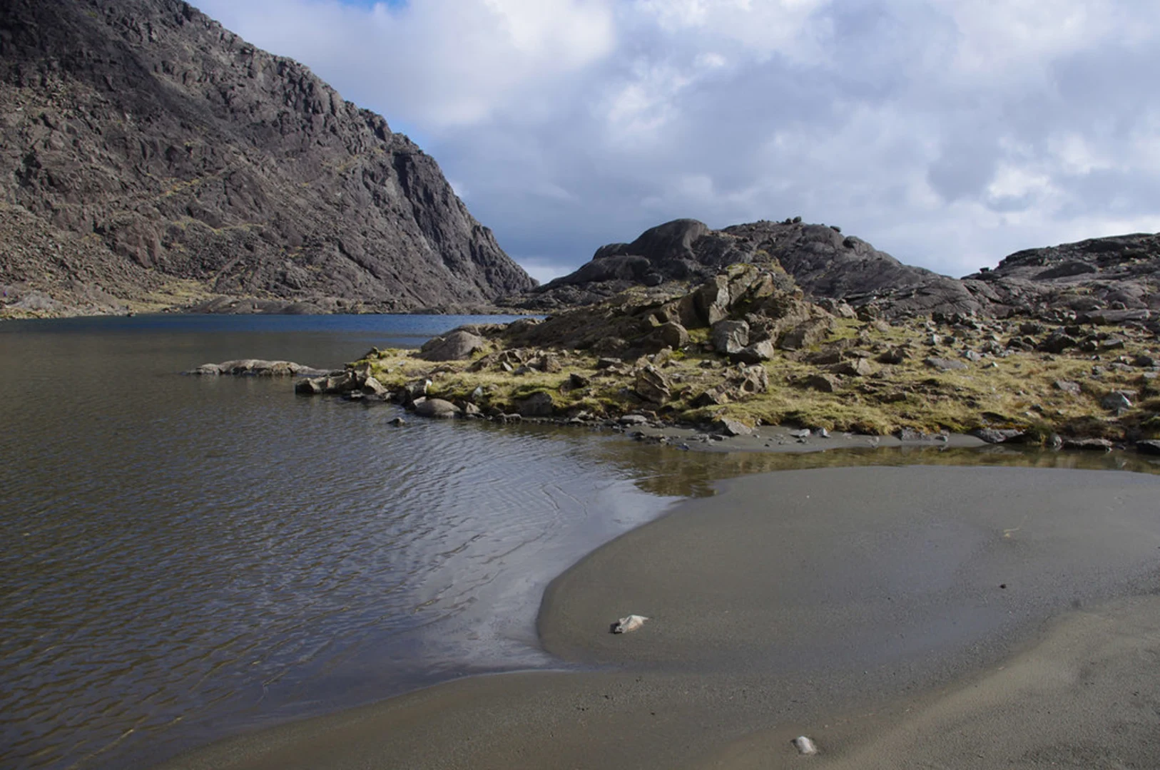 An image depicting the trail Sgùrr Dubh Mòr via South Cuillin Hills Walk and its surrounding area.