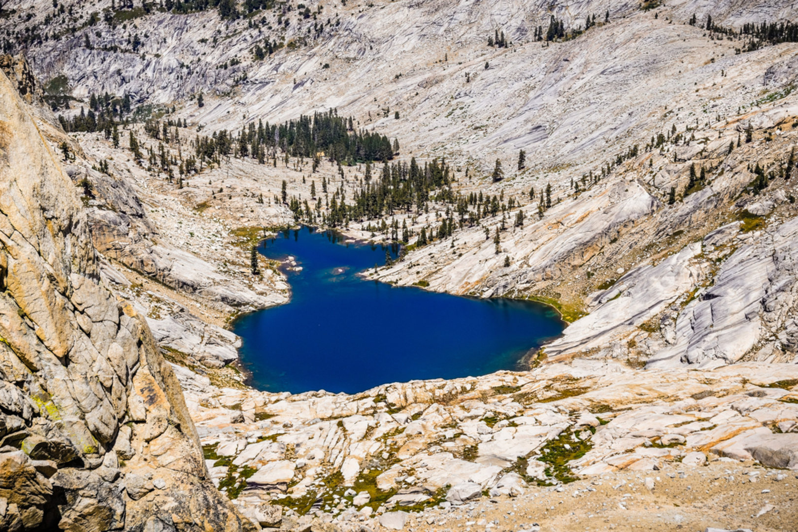 An image depicting the trail Emerald Lake and Pear Lake Trail and its surrounding area.