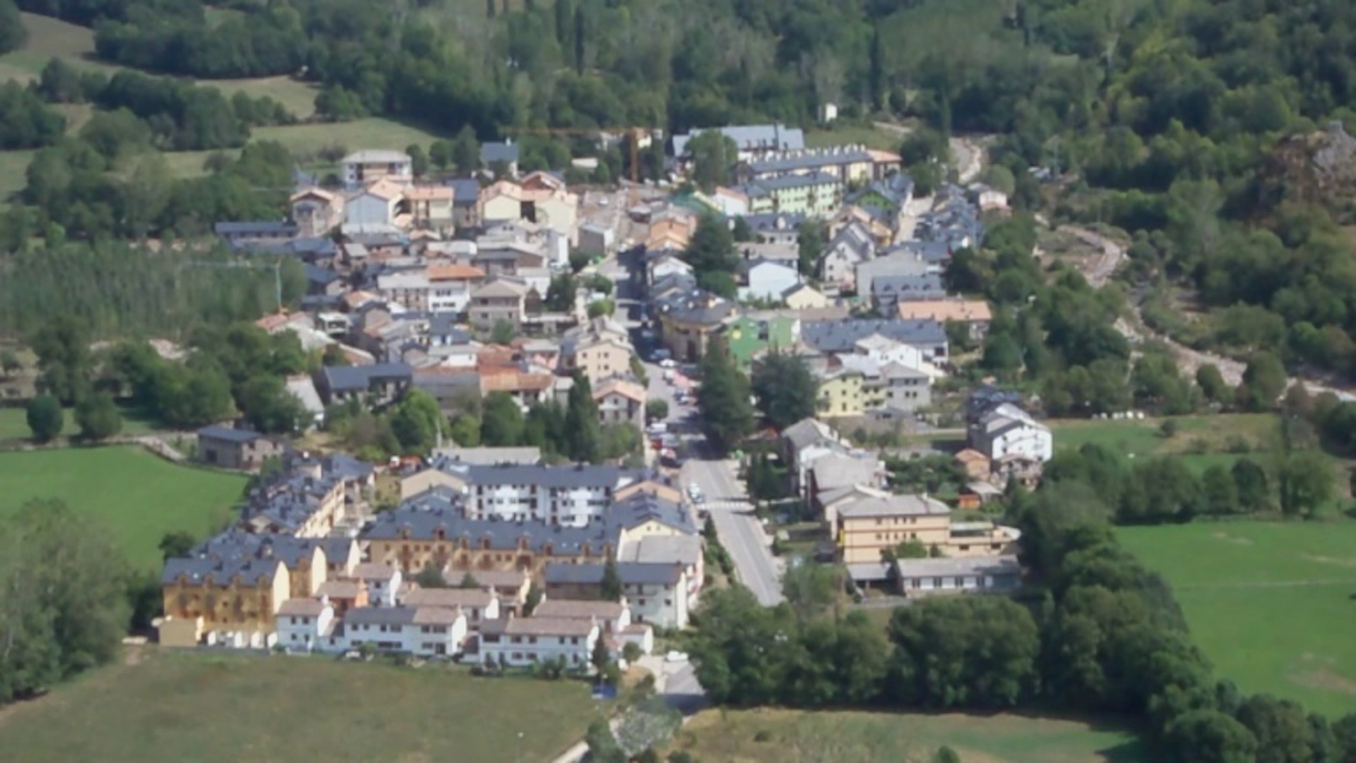 An image depicting the trail Field - Castejón de Sos PR HU 50 and its surrounding area.