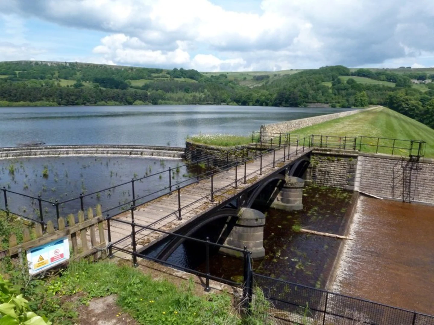 An image depicting the trail Agden Reservoir Loop and its surrounding area.