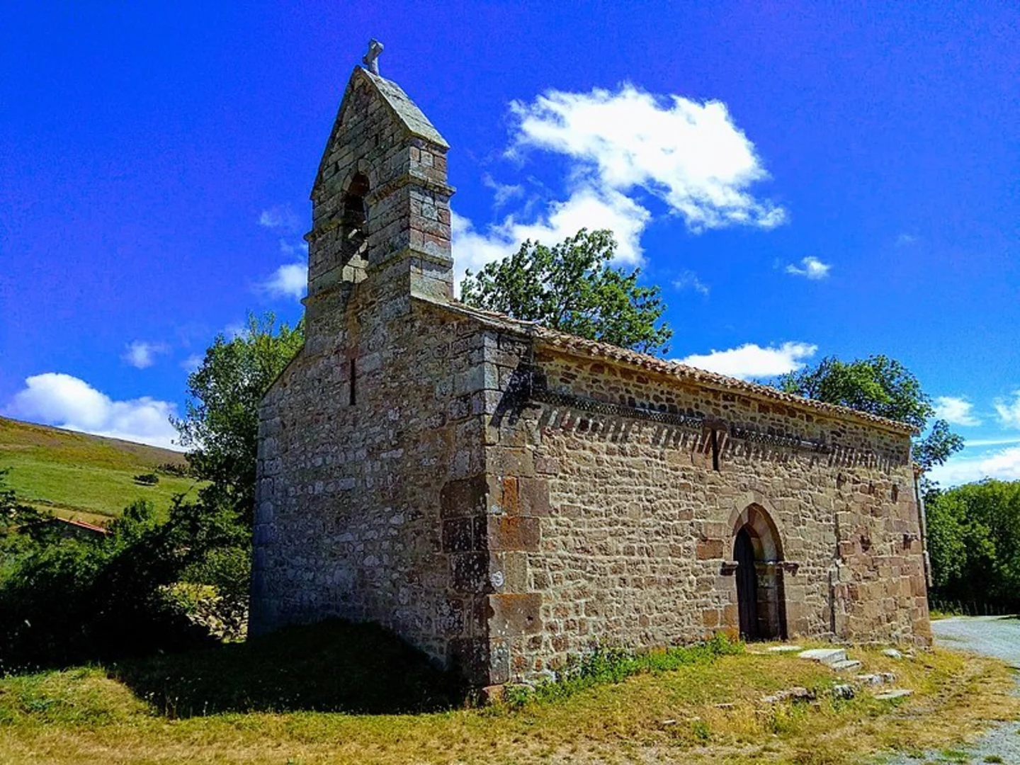 An image depicting the trail Istán - Hermitage of San Miguel and its surrounding area.