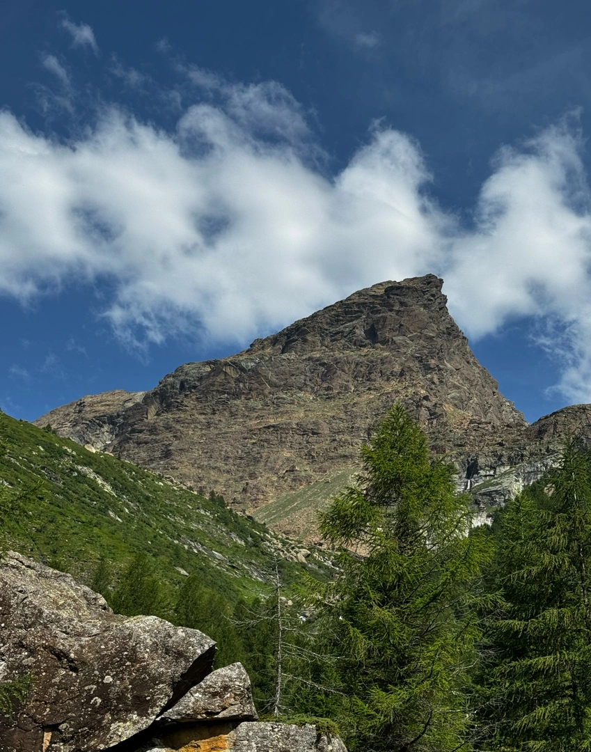 An image depicting the trail Alpe Sangiatto and its surrounding area.