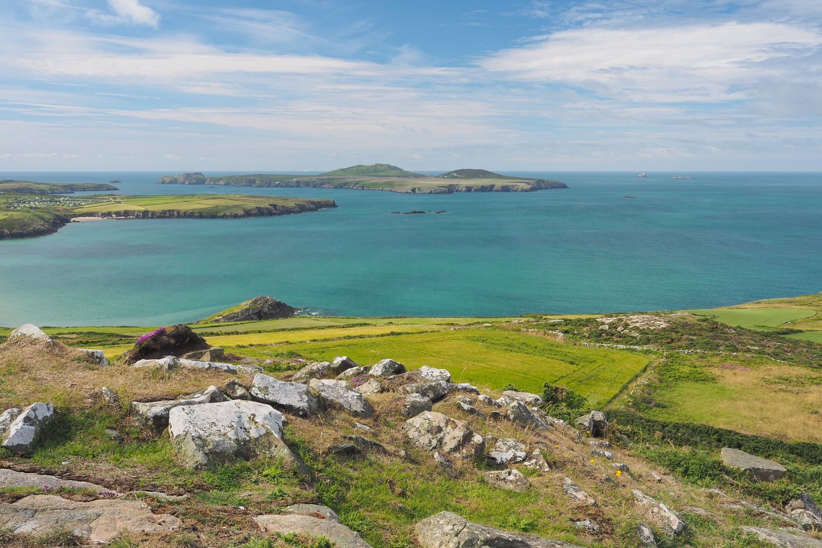 An image depicting the trail Ramsey Island and its surrounding area.