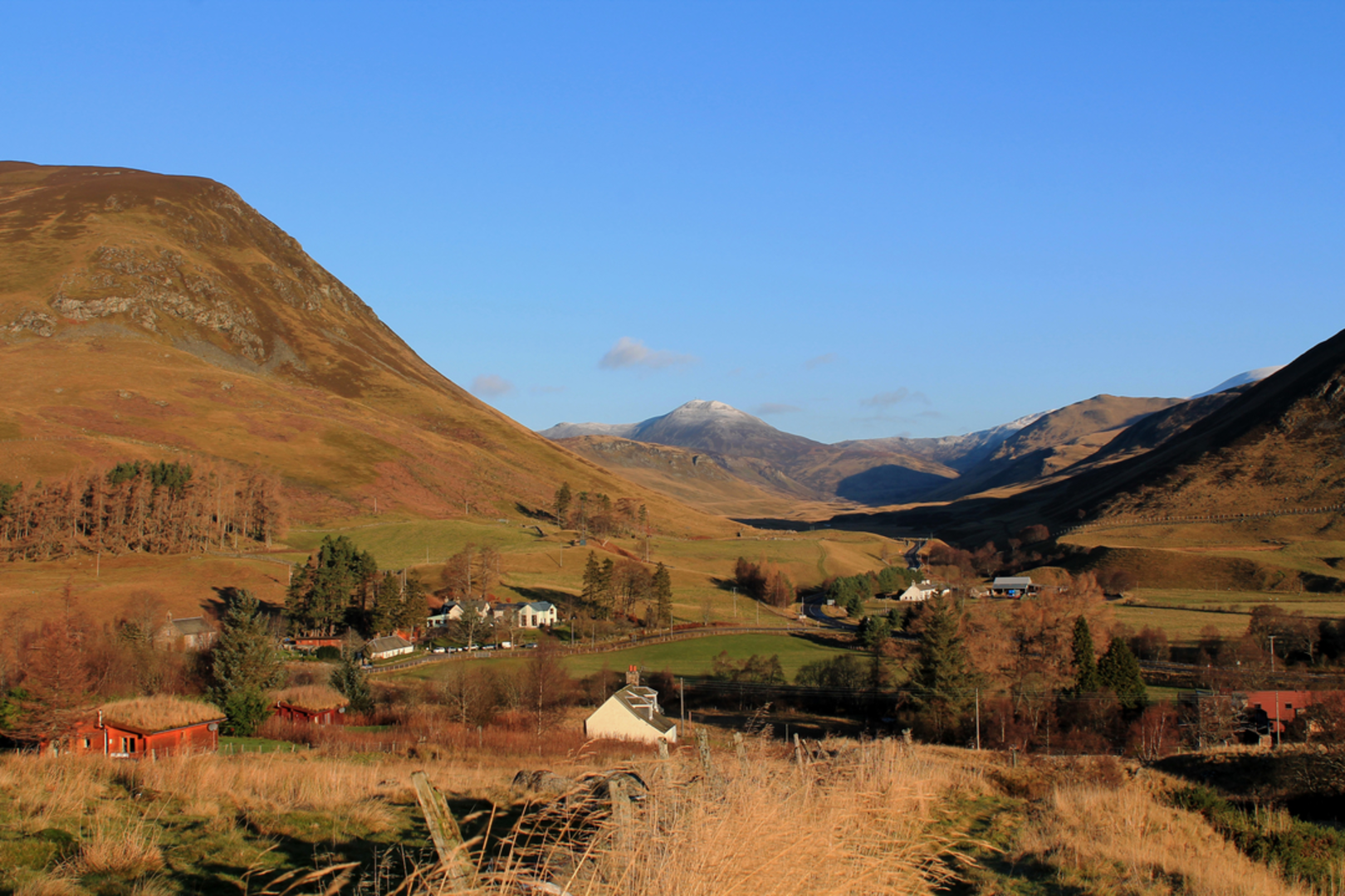 An image depicting the trail Càrn a' Ghèoidh and its surrounding area.