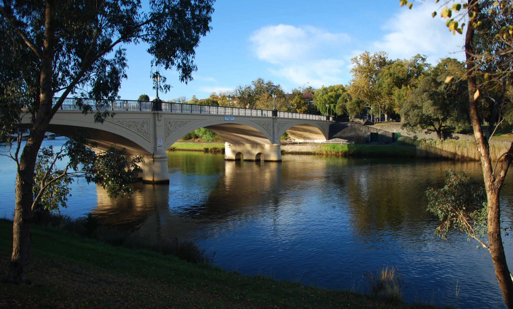 An image depicting the trail Great Melbourne Parks Walk - Shrine to Flemington and its surrounding area.